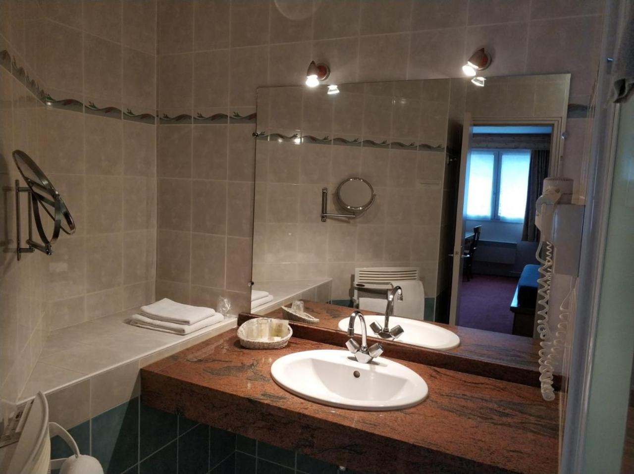 Logis Hotel Calisola Besancon - Soiree Etape Chalezeule Екстериор снимка