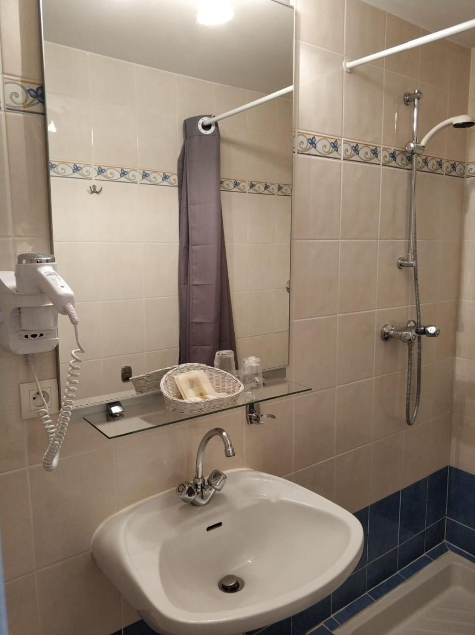 Logis Hotel Calisola Besancon - Soiree Etape Chalezeule Екстериор снимка