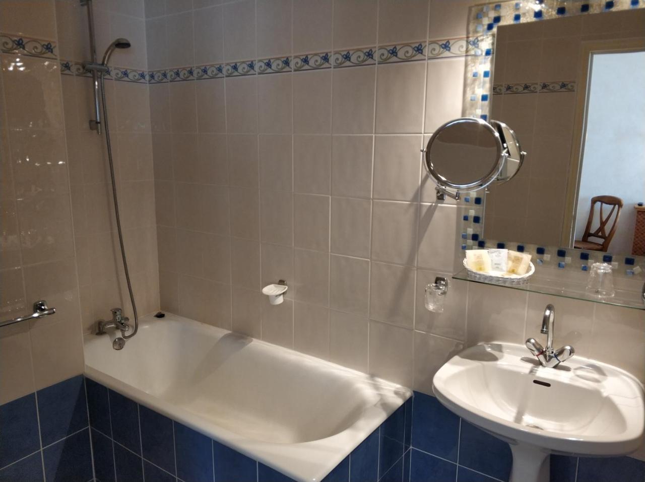 Logis Hotel Calisola Besancon - Soiree Etape Chalezeule Екстериор снимка